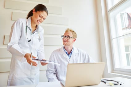 Fotolia: 160572724 - Ärztin und Arzt besprechen eine Patientenakte © Robert Kneschke