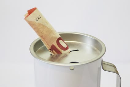 Fotolia: 132864019 - Spendendose Spardose mit 10,00 Euroschein © Sandra Hanslicek